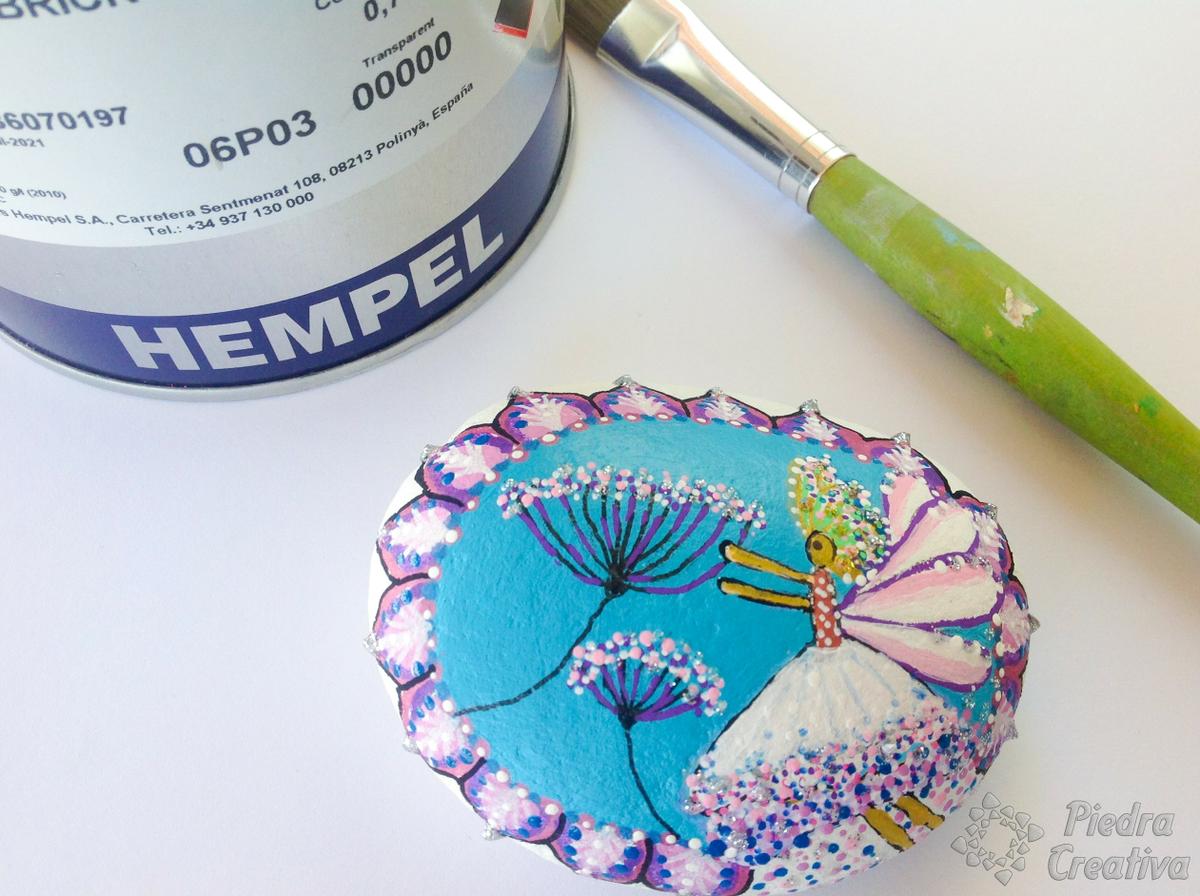 Piedra pintada de hada con barniz