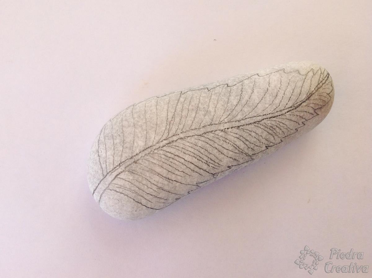 DIY pluma dibujada en piedra