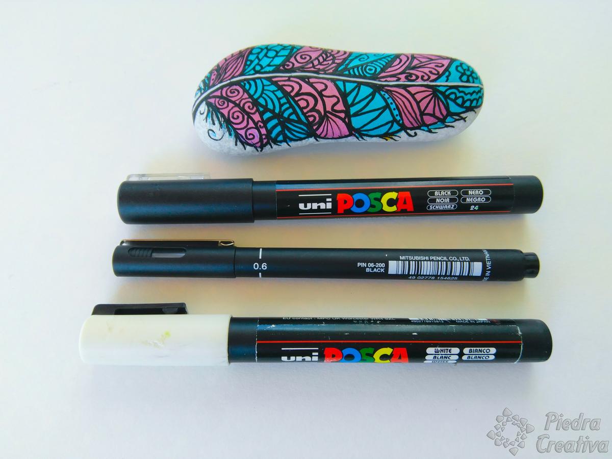 Manualidad de pluma pintada en piedra con rotulador