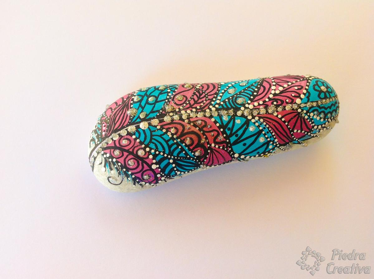 Pluma pintada en piedra de PiedraCreativa