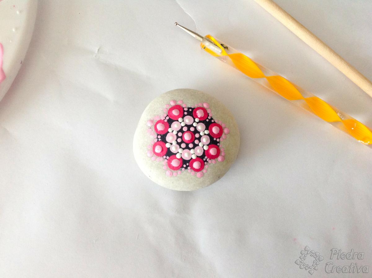 Como hacer mandalas en piedra de corazón