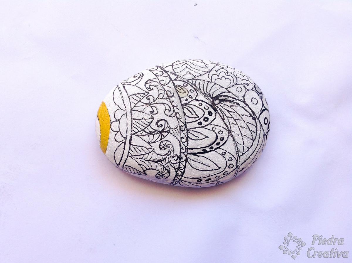 Piedra con rotulador permanente