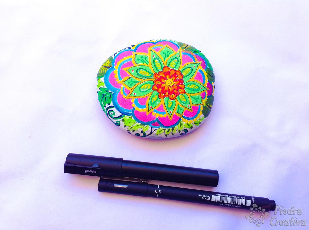 Mandala de flor pintada con rotuladores