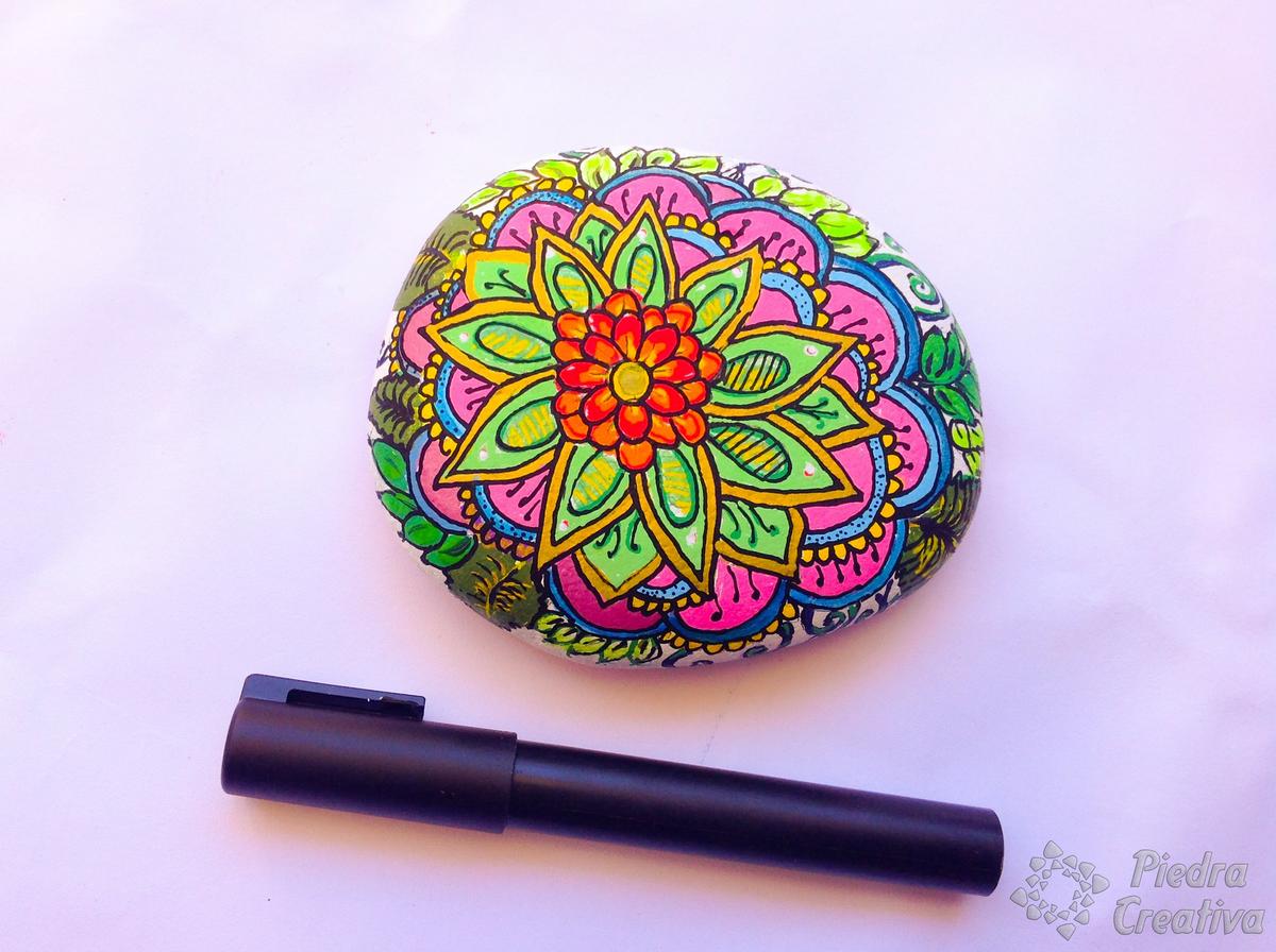 Mandala en piedra perfilado flor