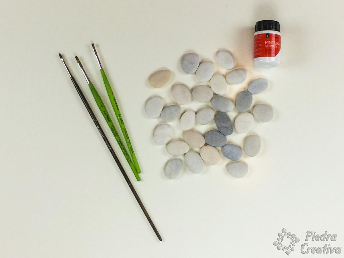 Piedras, pintura y pinceles para dominó