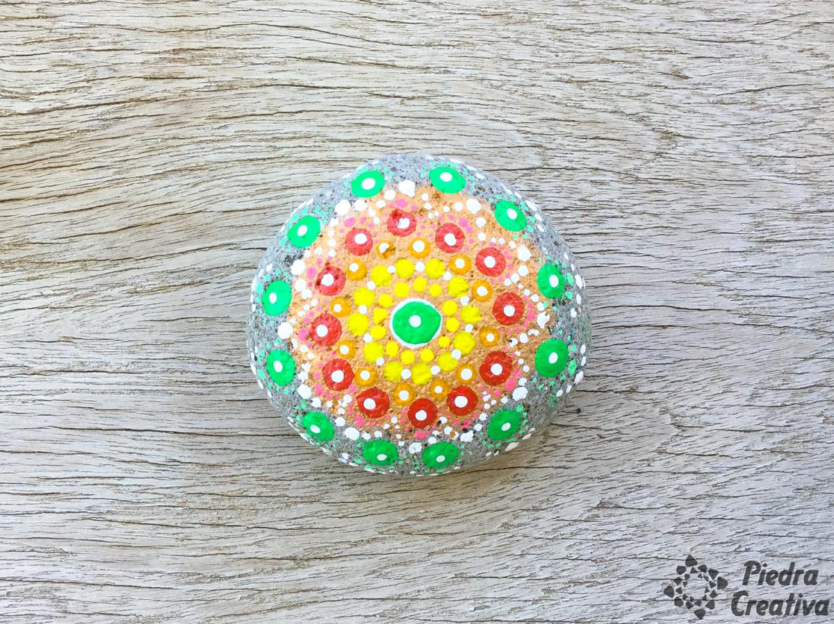 Mandalas de colores en piedra