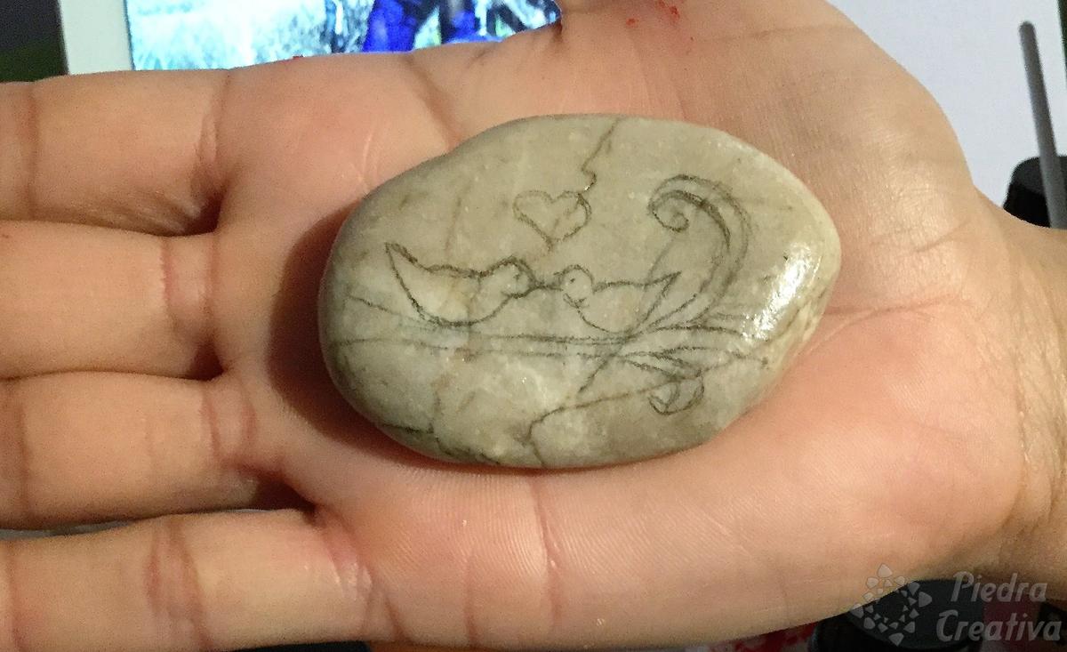 Piedra dibujada con pájaros