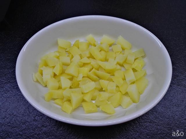 Cocemos las patatas y las partimos en cuadrados.