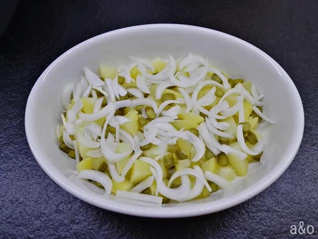 Cortamos los pepinillos en rodajas y la cebolla en juliana
