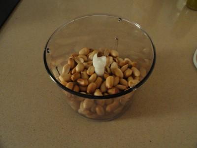 echamos los cacahuetes en la trituradora