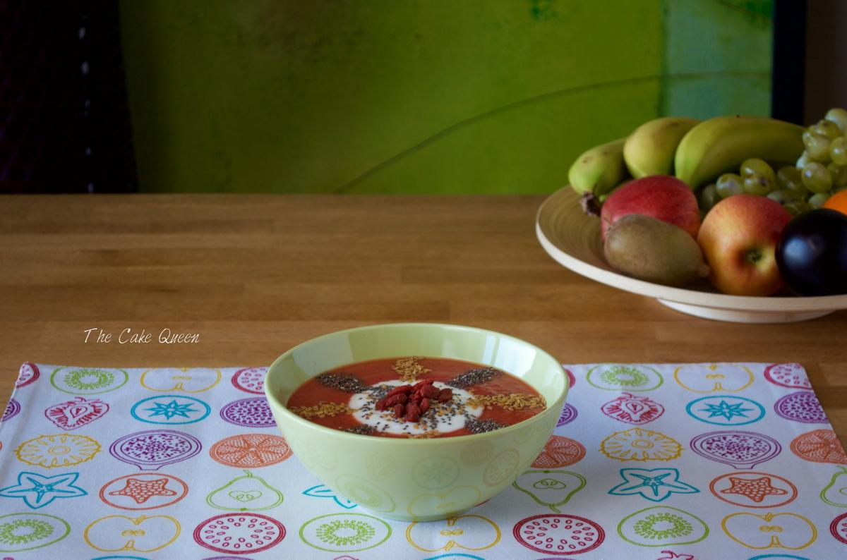 Smoothie bowl de fresas, kiwi y manzana