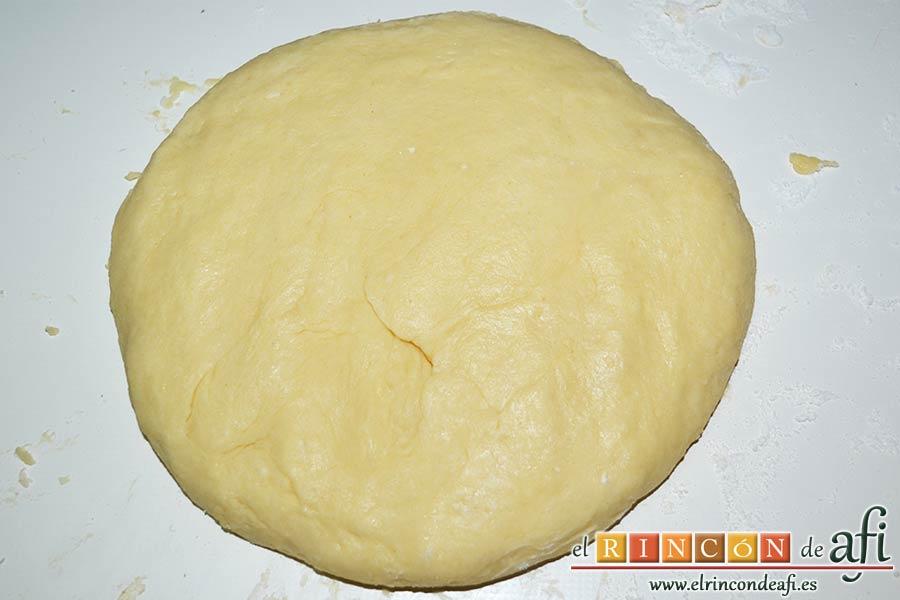 Scones escoceses, amasar con las manos hasta obtener una masa de forma circular