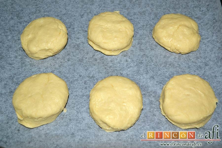 Scones escoceses, cortar la masa en círculos de unos 6 cm de diámetro y colocarlos en una bandeja para horno forrada de papel de hornear