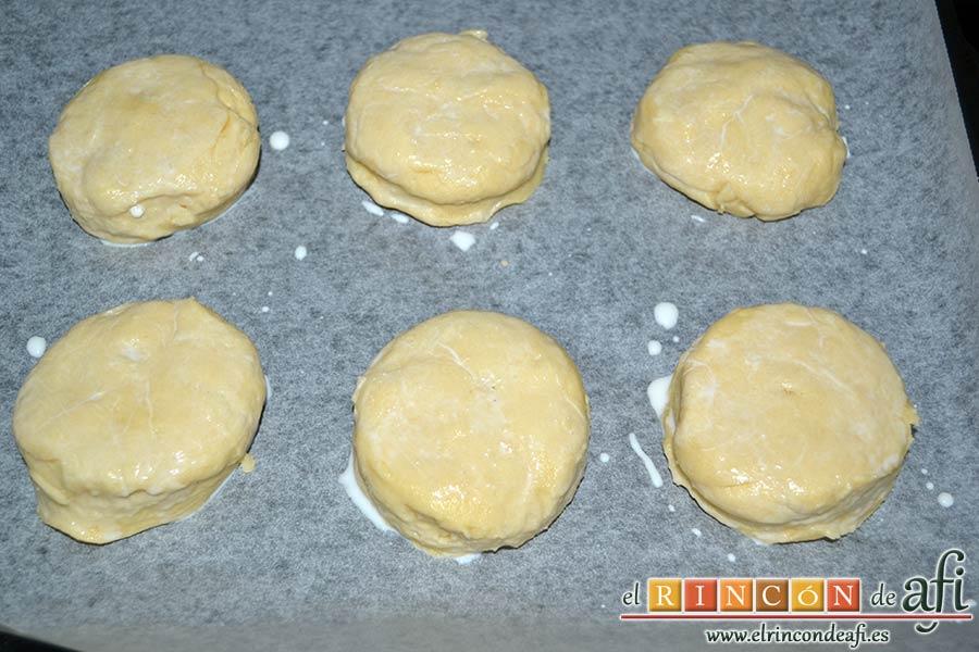 Scones escoceses, pintar de leche con una brocha de cocina