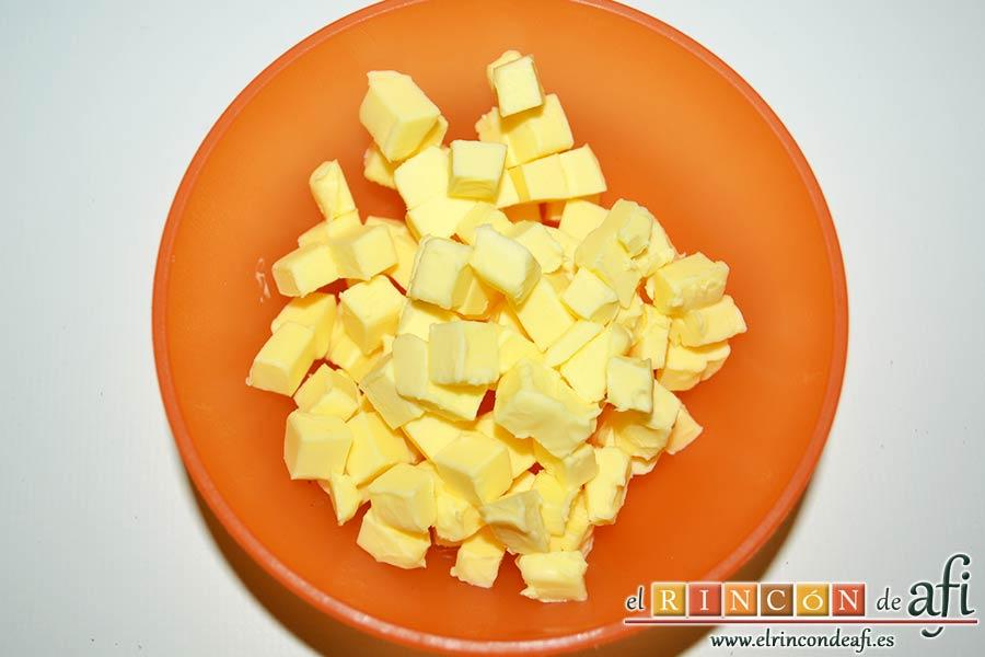 Scones escoceses, coger la mantequilla bien fría y cortarla en cubitos