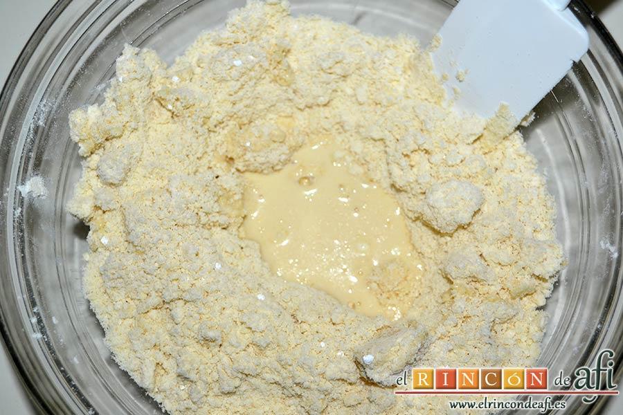 Scones escoceses, incorporar la mezcla poco a poco a la harina