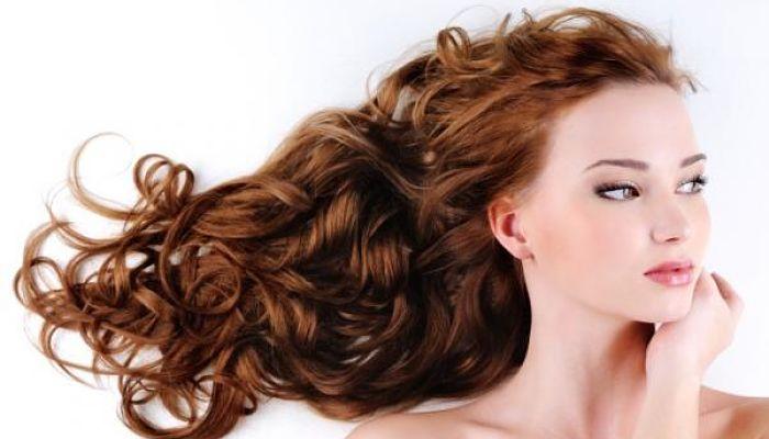 peinados en pelo rizado