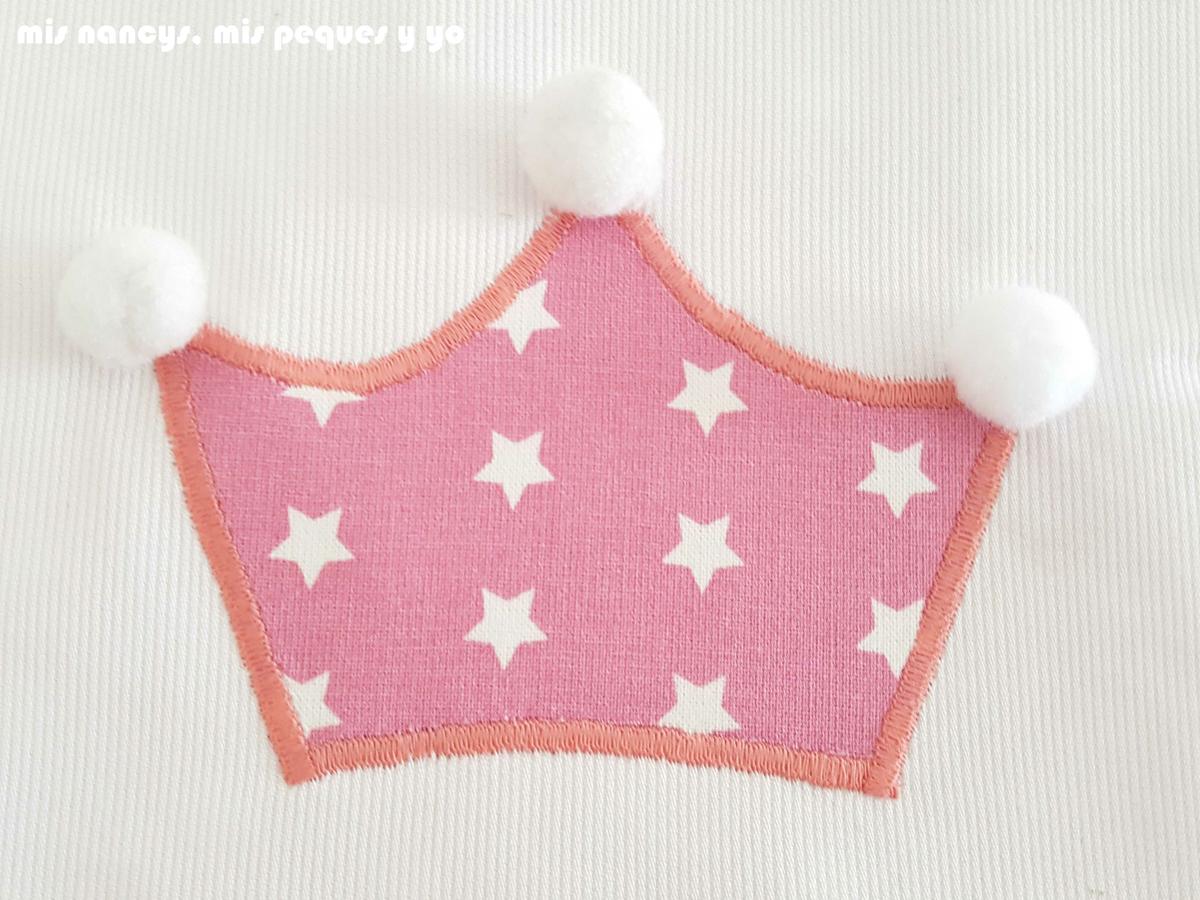 mis nancys, mis peques y yo, mochila pandilleando para ballet, detalle aplique de corona con pompones