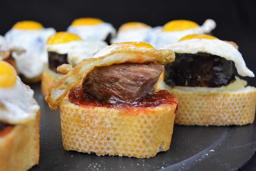 Pinchos de carne para una fiesta 