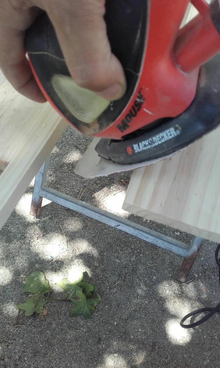 Comoda reciclada - Lijamos los laterales