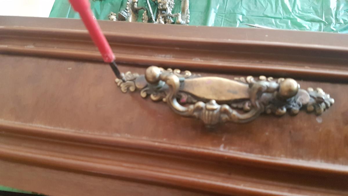 Comoda reciclada - Retiramos los tiradores