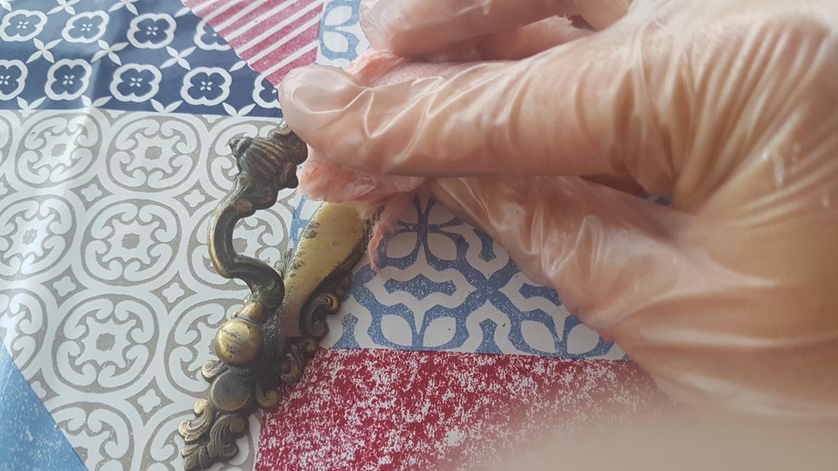 Comoda reciclada - Limpiamos lo tiradores con algodón