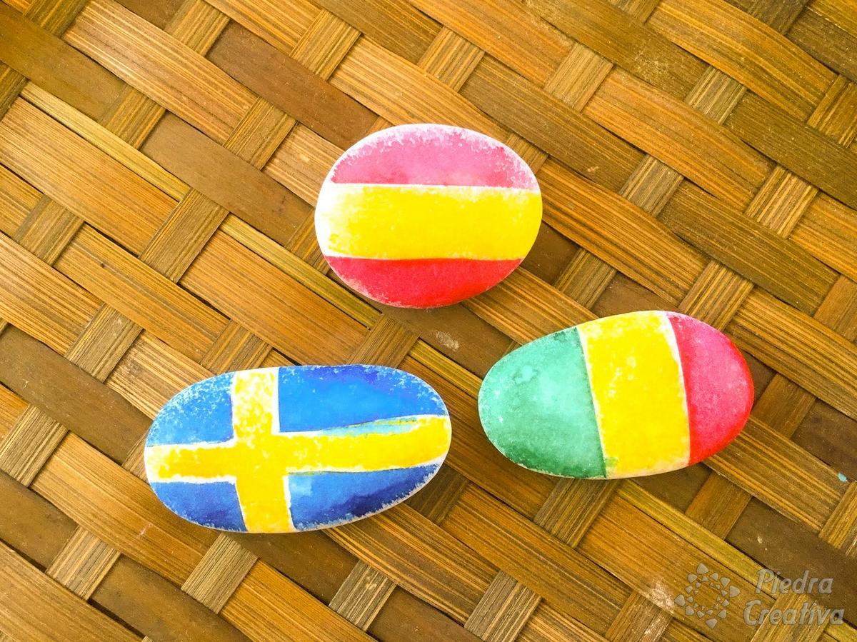 Piedras pintadas con spray de banderas de PiedraCreativa