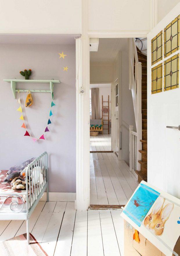 piso con puertas de molduras blancas