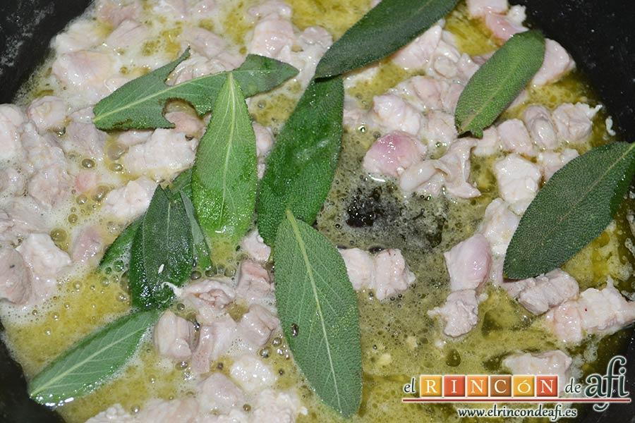 Casoncelli alla Bergamasca, cuando haya cambiado de color añadimos las hojas de salvia