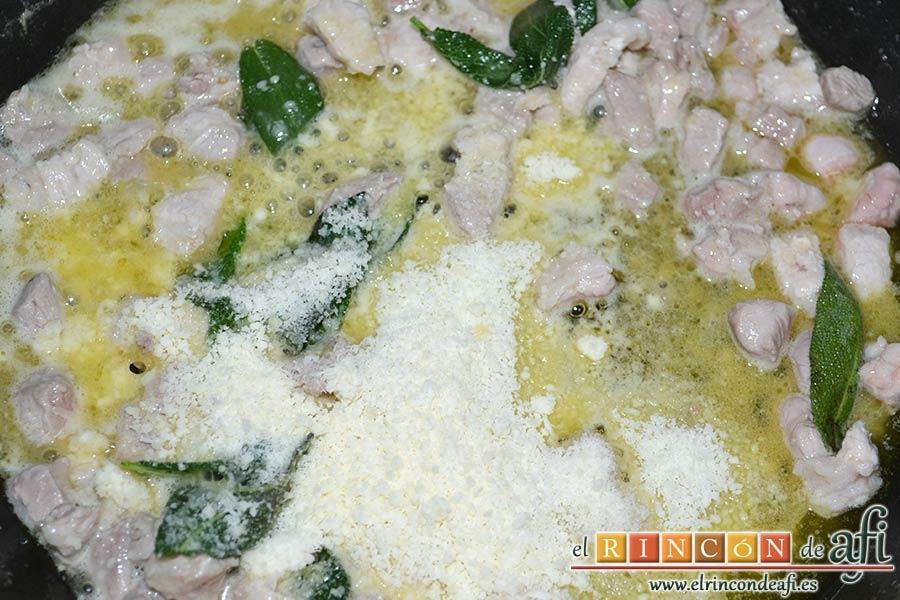 Casoncelli alla Bergamasca, mantecar con la mitad del queso parmesano