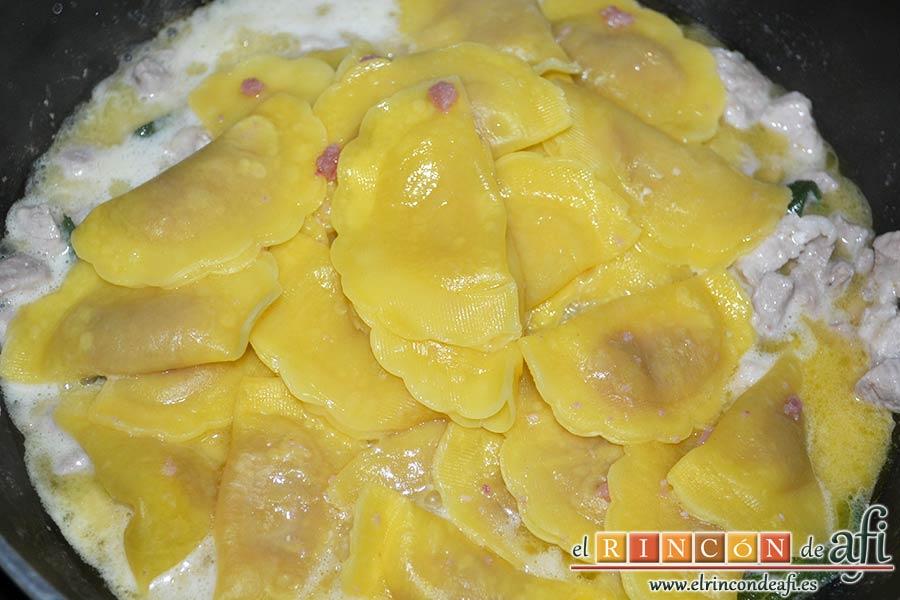 Casoncelli alla Bergamasca, añadir la pasta con un poco de agua de la cocción y mezclar bien