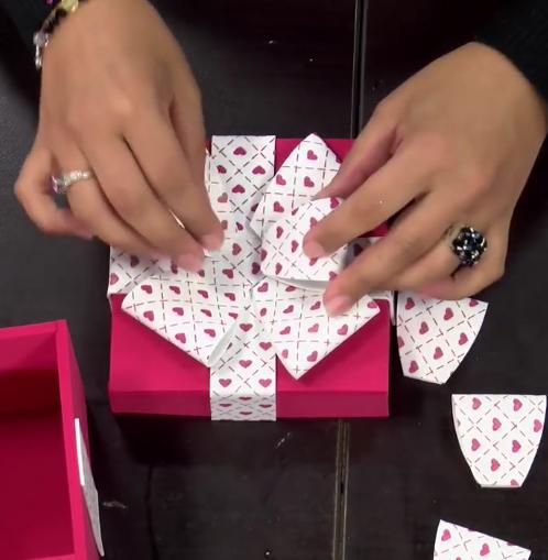 paso 11 para crear una caja de regalo en foami