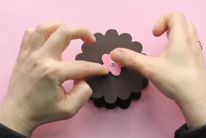 paso 10 para hacer un monedero de foami