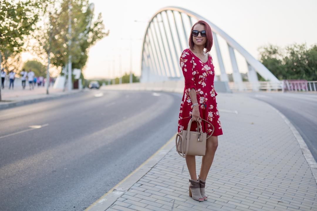 Outfit con vestido flores rojo