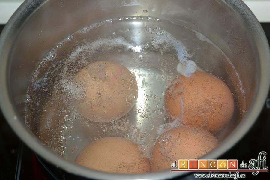 Pastel de marisco, poner a sancochar los huevos