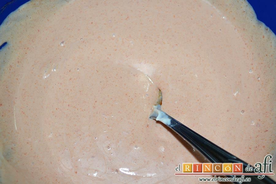 Pastel de marisco, preparar la salsa rosa