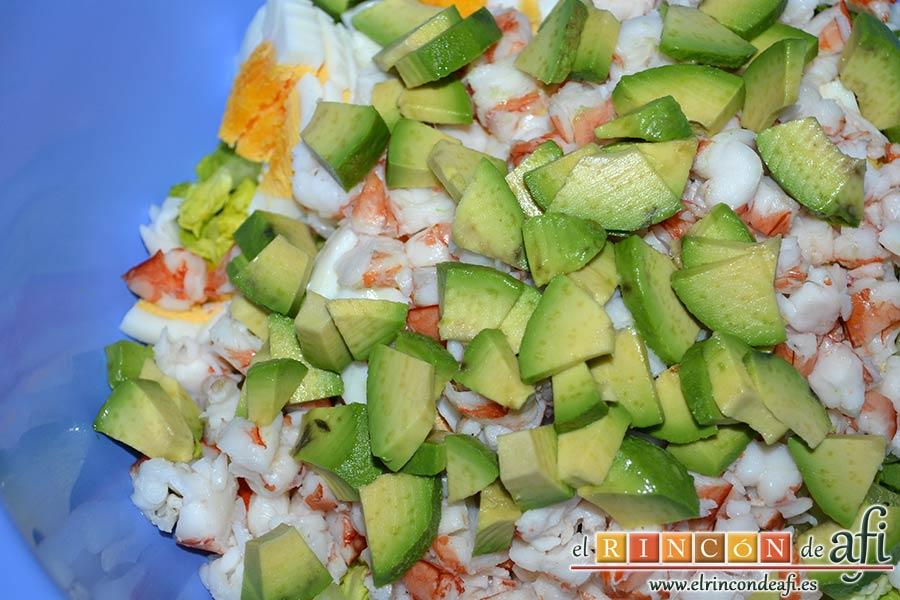 Pastel de marisco, echar por último los aguacates pelados y picados
