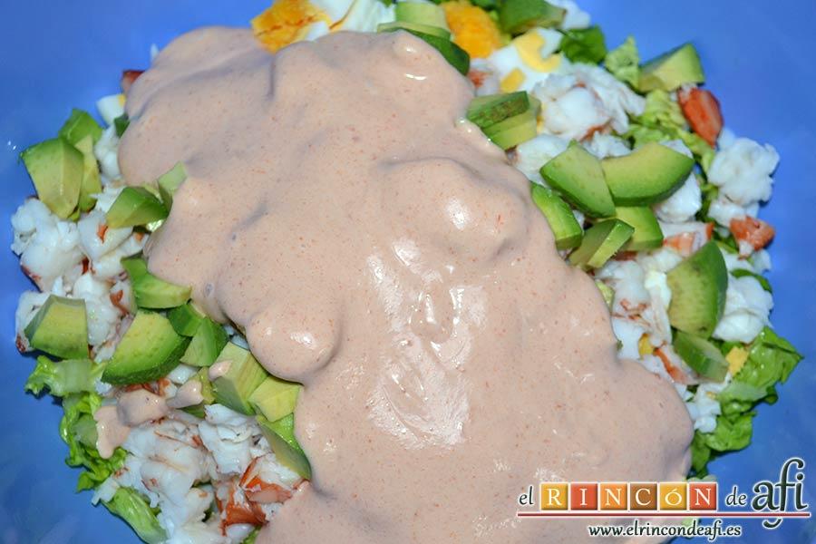 Pastel de marisco, verter la salsa rosa en el bol