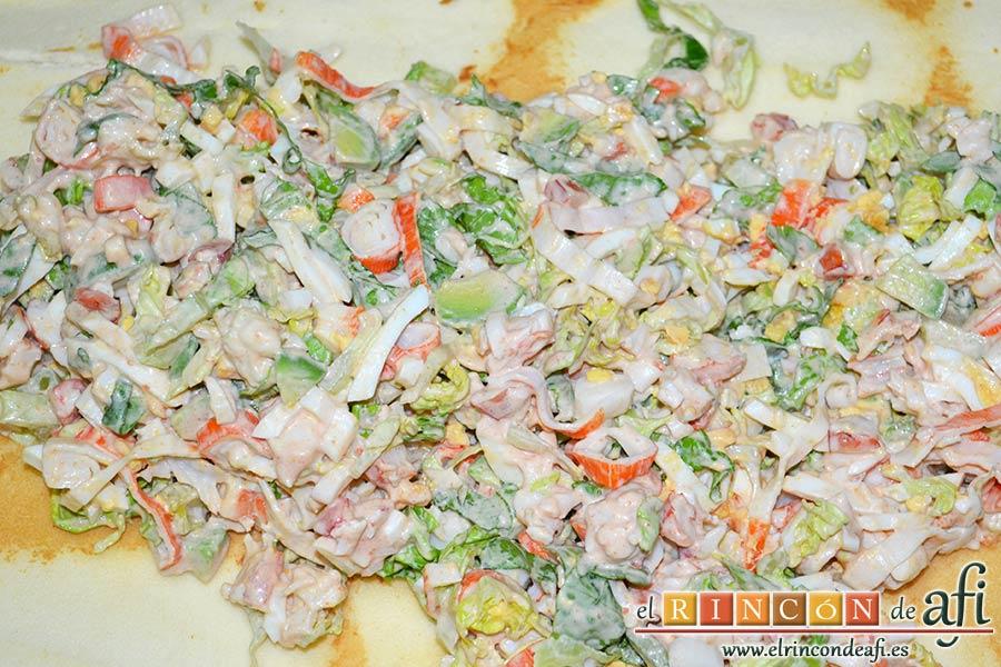 Pastel de marisco, volcar la mezcla sobre el bizcocho