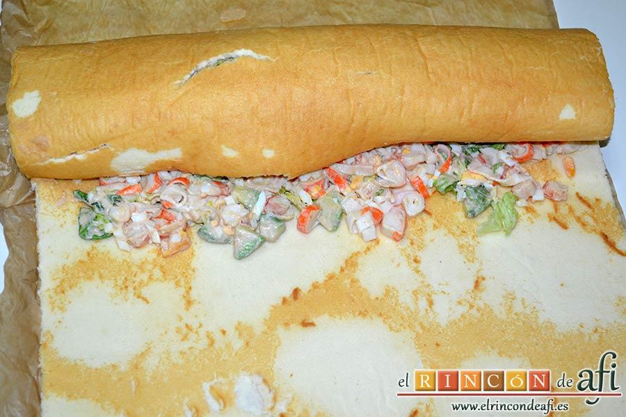 Pastel de marisco, enrollar con cuidado