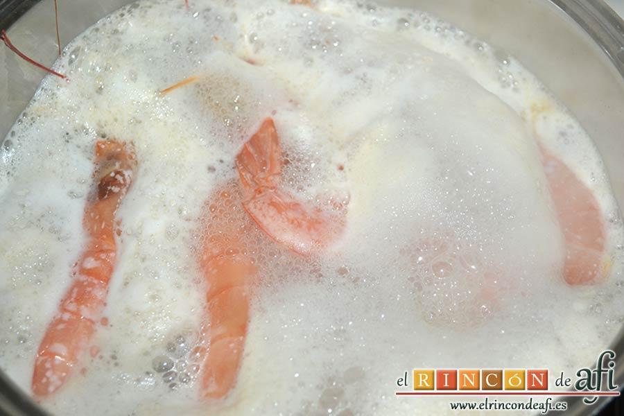 Pastel de marisco, hervir también los gambones o langostinos