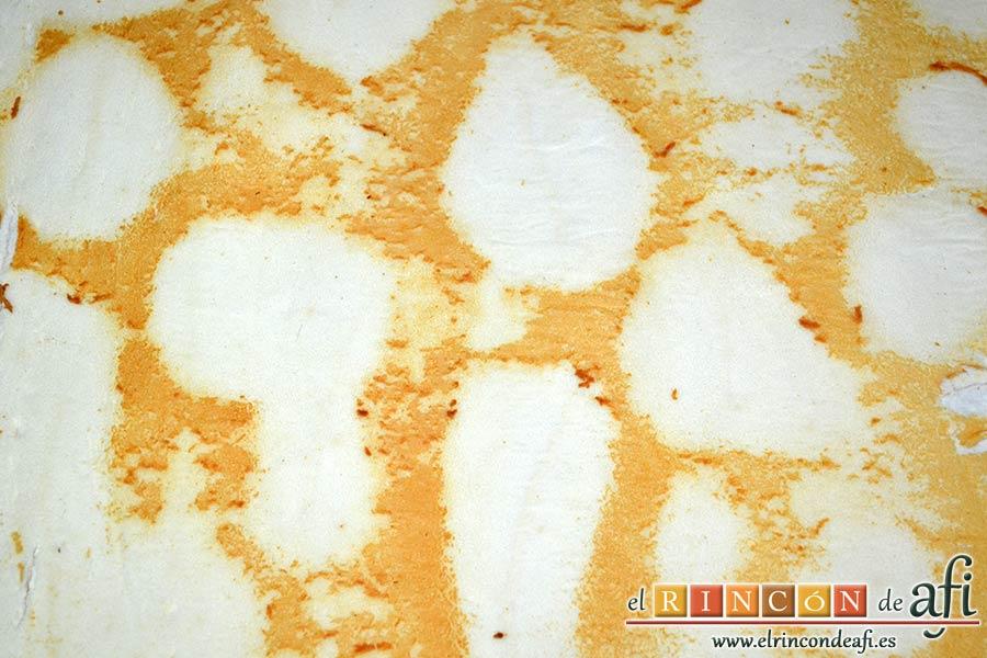 Pastel de marisco, extender la masa del bizcocho genovés