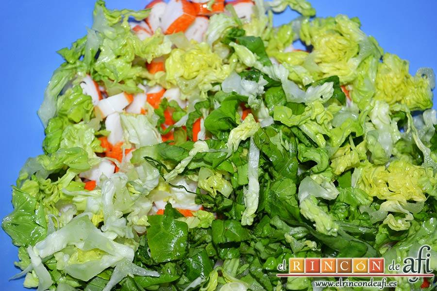 Pastel de marisco, añadir el cogollo de lechuga lavado y picado