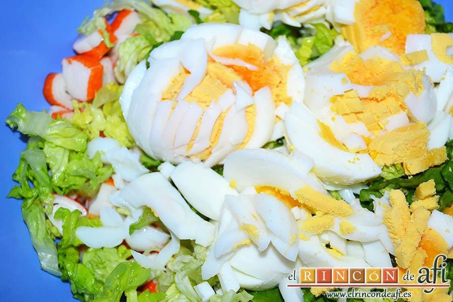 Pastel de marisco, añadir los huevos sancochados y picados