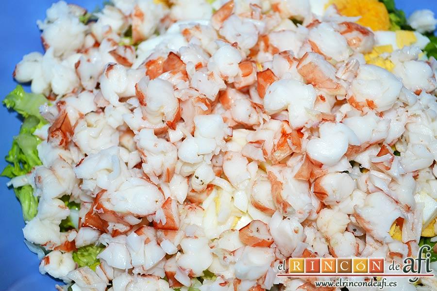 Pastel de marisco, añadir los gambones o langostinos pelados y picados