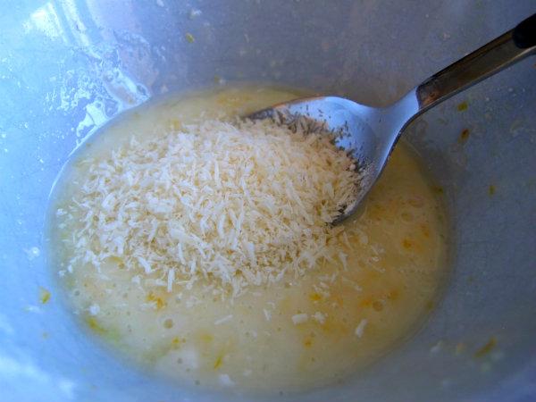 haciendo glaseado de limón y coco