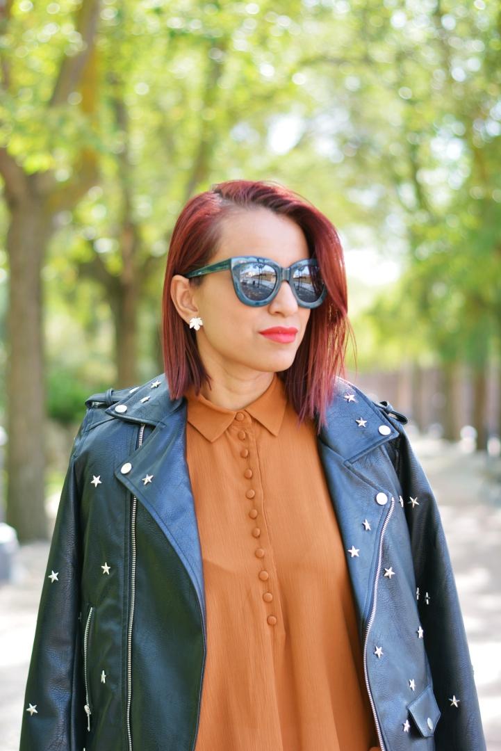 Look con camisa abotonada