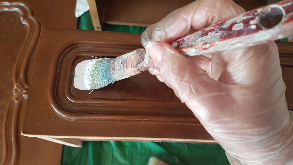 Actualizar un mueble - Aplicar imprimación para que fije mejor la pintura