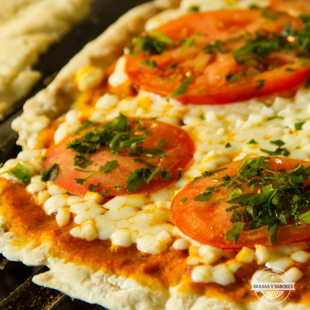 pizza napolitana con tomate y perejil, hecha a la parrilla en catering Madrid