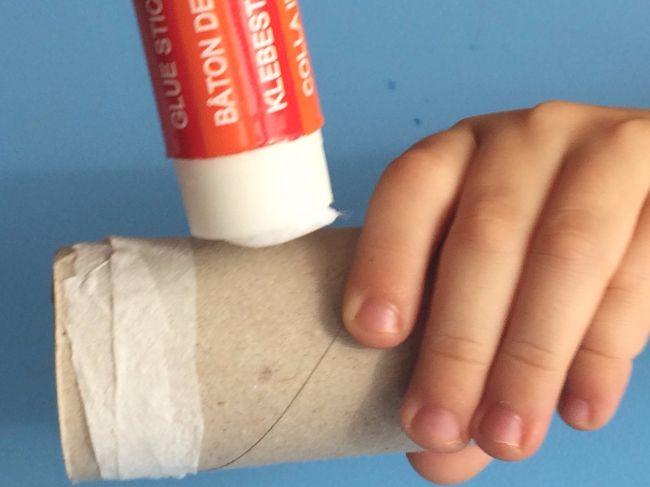 poniéndole pegamento al rollo